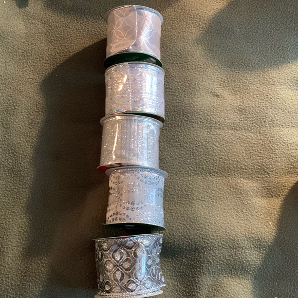 Lot of 22 new Christmas ribbon rolls. Various sizes, colors and patterns. - Picture 3 of 5